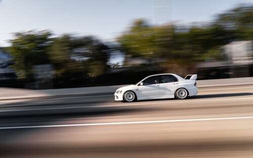 Uma imagem detalhada de um Mitsubishi Lancer Evolution IX, um carro desportivo do... 7680x4800