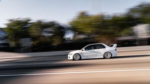 Uma imagem detalhada de um Mitsubishi Lancer Evolution IX, um carro desportivo do... 8K