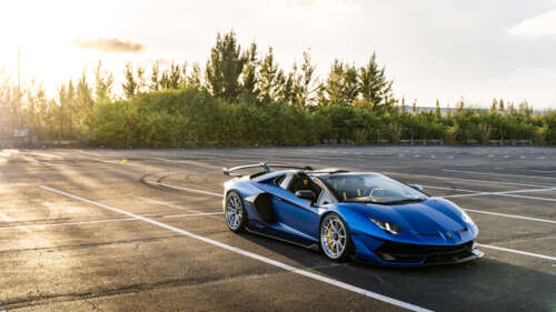 Uma fotografia em close-up de um luxuoso carro esportivo Lamborghini, destacando... 8K