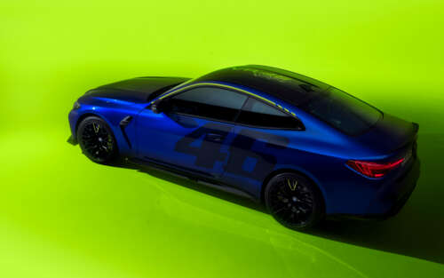 Um elegante BMW M4 CS Edition com a decoração e os autocolantes de corrida VR46 Valentino... 7680x4800