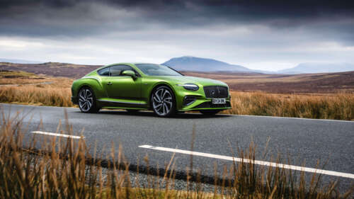 Um luxuoso Bentley Continental GT Speed verde, estacionado num ambiente profissional,... 8K