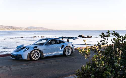 Um carro desportivo Porsche de alto desempenho, com um design elegante e aerodinâmico. 7680x4800