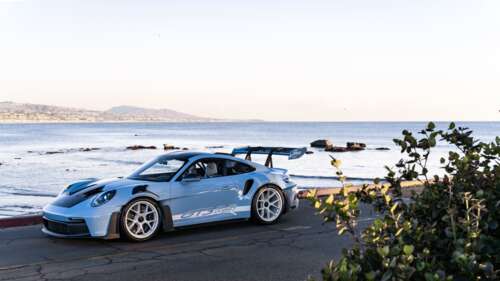 Um carro desportivo Porsche de alto desempenho, com um design elegante e aerodinâmico. 8K