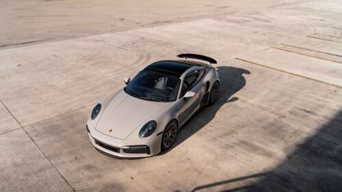 Um elegante e moderno carro esportivo da Porsche, que exibe o seu design aerodinâmico... 8K