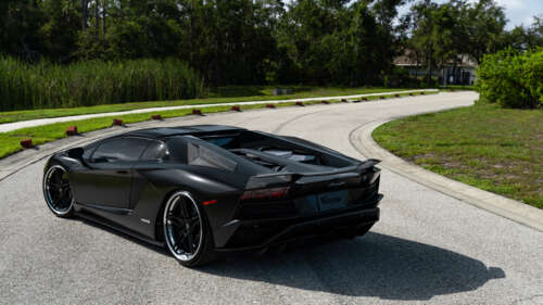 Um elegante e sofisticado supercarro Lamborghini, retratado com grande riqueza de... 8K