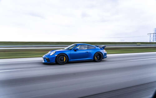 Uma fotografia de alta resolução de um Porsche GT3 RS, destacando o seu icónico kit... 7680x4800