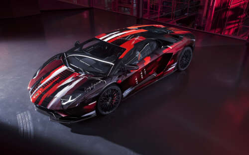 Um elegante e potente supercarro Lamborghini Aventador S, que exibe o seu design... 7680x4800