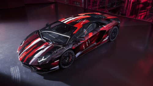 Um elegante e potente supercarro Lamborghini Aventador S, que exibe o seu design...