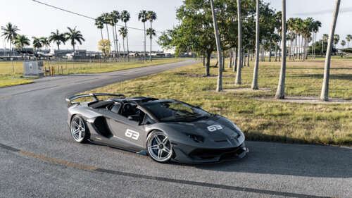 Um elegante e potente supercarro Lamborghini Huracan, que exibe o seu design aerodinâmico... 8K