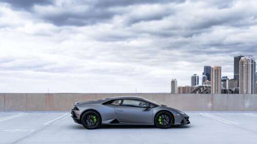 Um elegante e potente supercarro Lamborghini Huracán em exposição num ambiente profissional. 8K