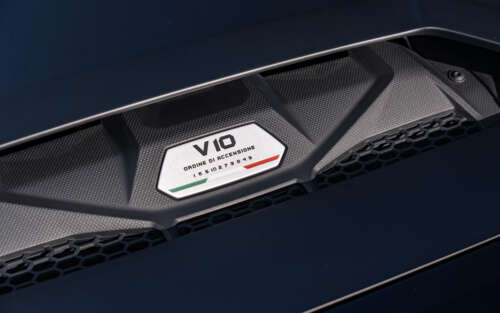 Um elegante supercarro Lamborghini Huracán, fotografado em alta resolução, que realça... 7680x4800