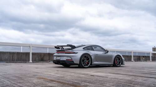 Um carro esportivo Porsche GT3 RS de alto desempenho, com um design aerodinâmico...