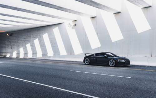 Uma imagem em close de um elegante e moderno carro de luxo da Audi, que realça as... 7680x4800