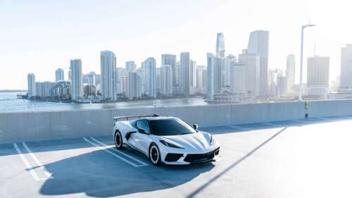 Um desportivo Chevrolet Corvette C8 de alto desempenho, com um design aerodinâmico... 8K