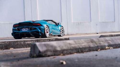 Uma imagem detalhada de um Lamborghini Huracan Evo, destacando o seu icónico design... 8K