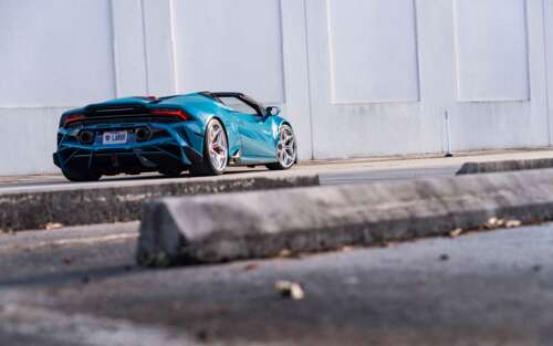 Uma imagem detalhada de um Lamborghini Huracan Evo, destacando o seu icónico design... 7680x4800