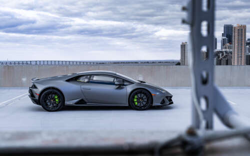 Uma imagem em close-up de um potente carro esportivo Lamborghini Huracan, destacando... 7680x4800