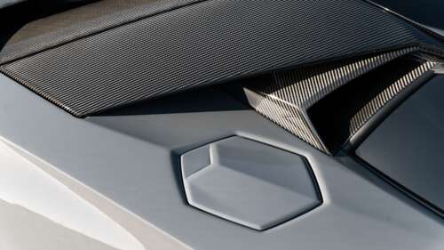 Um desportivo Lamborghini Huracán de alto desempenho, com linhas aerodinâmicas elegantes... 8K