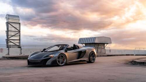Um supercarro McLaren elegante e aerodinâmico, fotografado em alta resolução e com... 8K