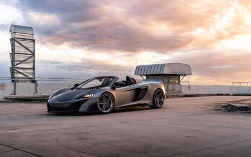 Um supercarro McLaren elegante e aerodinâmico, fotografado em alta resolução e com... 7680x4800