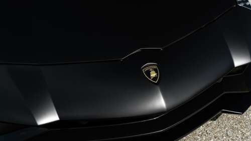 Um supercarro Lamborghini elegante e aerodinâmico, com um exterior em metal polido... 8K