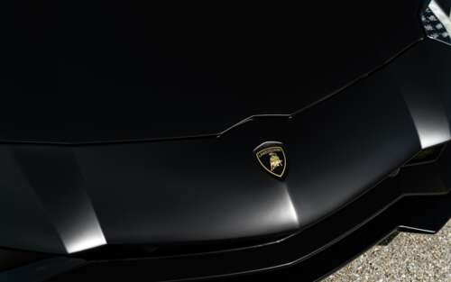 Um supercarro Lamborghini elegante e aerodinâmico, com um exterior em metal polido... 7680x4800