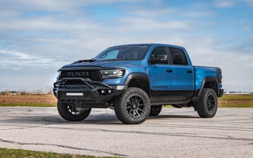 Uma imponente caminhonete Hennessey Mammoth 1000 Dodge Ram, com suspensão elevada,... 7680x4800