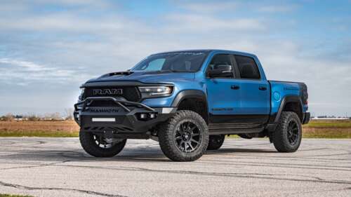 Uma imponente caminhonete Hennessey Mammoth 1000 Dodge Ram, com suspensão elevada,...