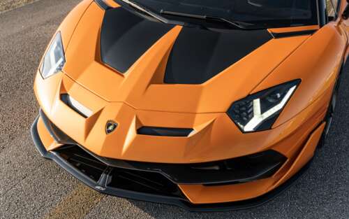 Um supercarro Lamborghini Aventador SVJ elegante e potente, com um design aerodinâmico... 7680x4800