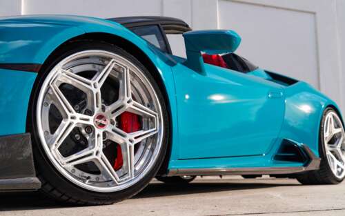 Uma imagem detalhada de um Lamborghini Huracan Evo, que destaca a sua carroçaria... 7680x4800