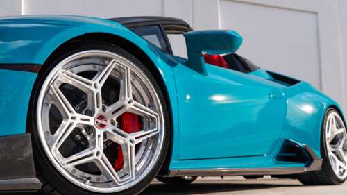 Uma imagem detalhada de um Lamborghini Huracan Evo, que destaca a sua carroçaria... 8K