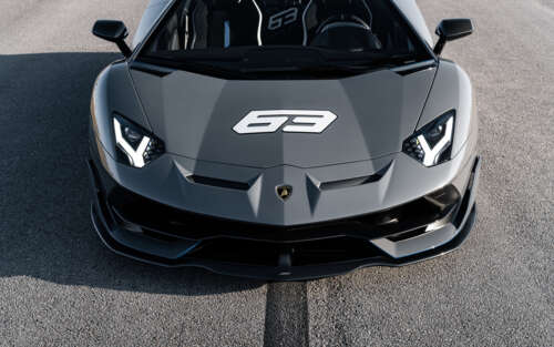 Uma imagem em close de um elegante e potente supercarro Lamborghini Huracan. 7680x4800