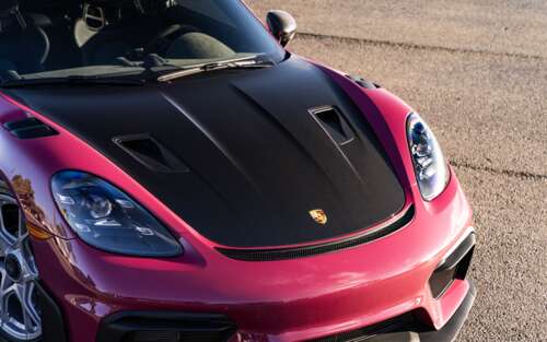 Uma fotografia de alta resolução que mostra um elegante carro esportivo Porsche,... 7680x4800