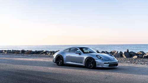 Uma fotografia em alta resolução, tirada de perto, de um carro esportivo Porsche... 8K