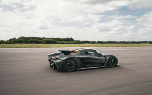 Um hiperdesportivo Koenigsegg Jesko Absolut de alto desempenho, com uma carroçaria... 7680x4800