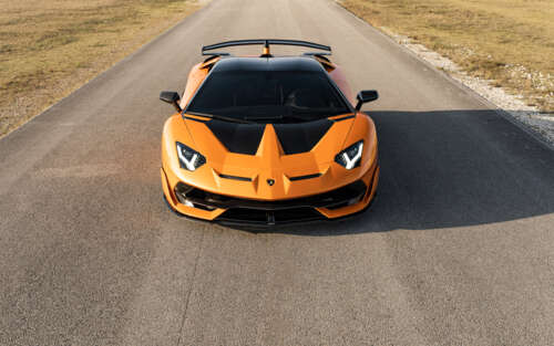 Uma imagem em close-up de um Lamborghini Aventador SVJ, destacando a sua elegante... 7680x4800
