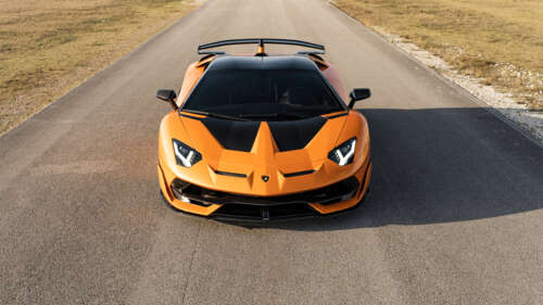 Uma imagem em close-up de um Lamborghini Aventador SVJ, destacando a sua elegante... 8K
