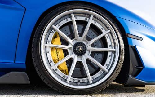 Um supercarro Lamborghini Aventador SVJ de alto desempenho, com linhas elegantes... 7680x4800