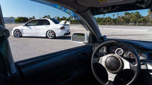 Uma imagem detalhada de um carro desportivo Mitsubishi Lancer Evolution IX. 8K