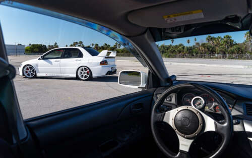 Uma imagem detalhada de um carro desportivo Mitsubishi Lancer Evolution IX. 7680x4800