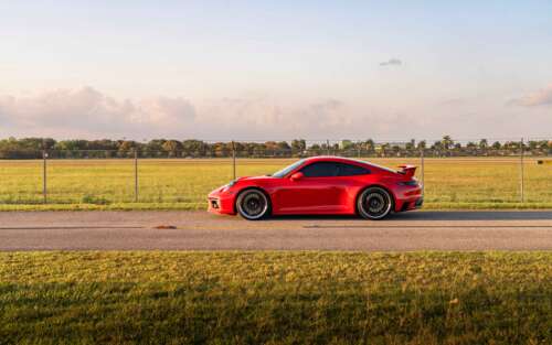 Uma imagem detalhada de um elegante e potente Porsche 992 GTS, que realça o seu design... 7680x4800