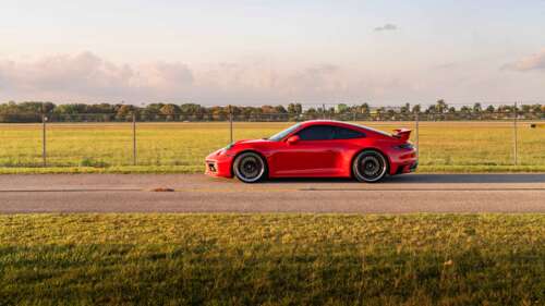 Uma imagem detalhada de um elegante e potente Porsche 992 GTS, que realça o seu design... 8K