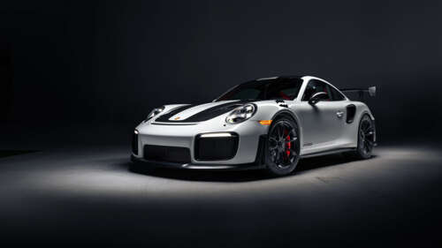Um Porsche 911 GT2 RS Weissach de alto desempenho, um carro desportivo com um design... 8K