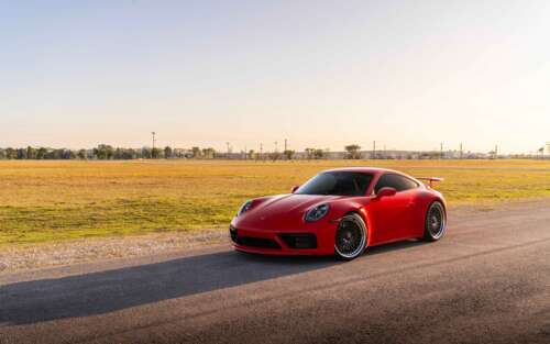 Um elegante Porsche 992 GTS, um carro desportivo com um exterior brilhante e um design... 7680x4800