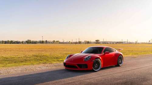 Um elegante Porsche 992 GTS, um carro desportivo com um exterior brilhante e um design... 8K