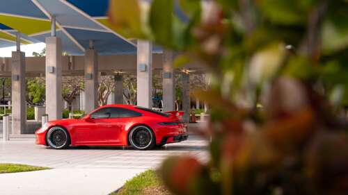 Um elegante e moderno Porsche 992 GTS, um carro desportivo com um design aerodinâmico... 8K