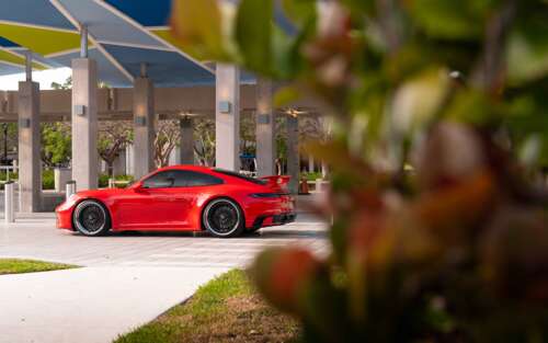 Um elegante e moderno Porsche 992 GTS, um carro desportivo com um design aerodinâmico... 7680x4800