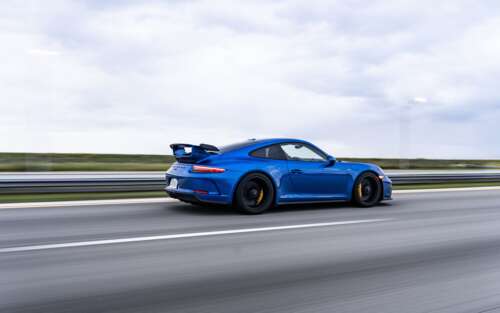 Um carro esportivo Porsche GT3 RS de alto desempenho, com elementos aerodinâmicos... 7680x4800