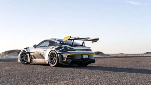 Um elegante e potente carro esportivo Porsche GT3 RS, equipado com elementos aerodinâmicos...