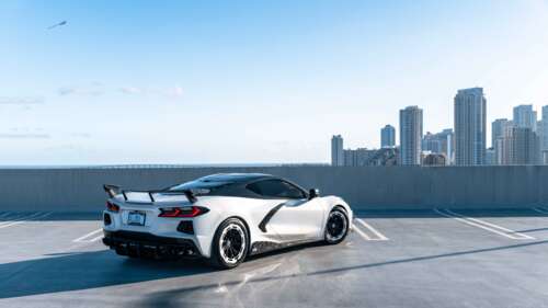 Uma imagem detalhada de um Chevrolet Corvette C8, um carro esportivo, que destaca... 8K